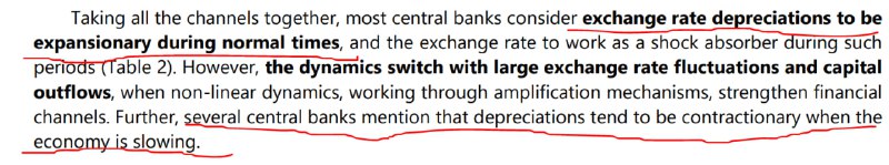 新兴市场经济体中汇率与宏观经济的基本关系：当经济正常运行时（或顺周期），汇率贬值有一定的扩张作用，而当经济在下行周期时，汇率贬值则往往是相反的紧缩效果，图1是新兴市场各央行的观点
